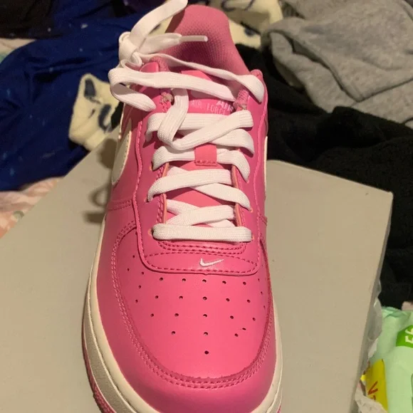Nike Air Force 1 in Pink and White - Picture 2 of 7